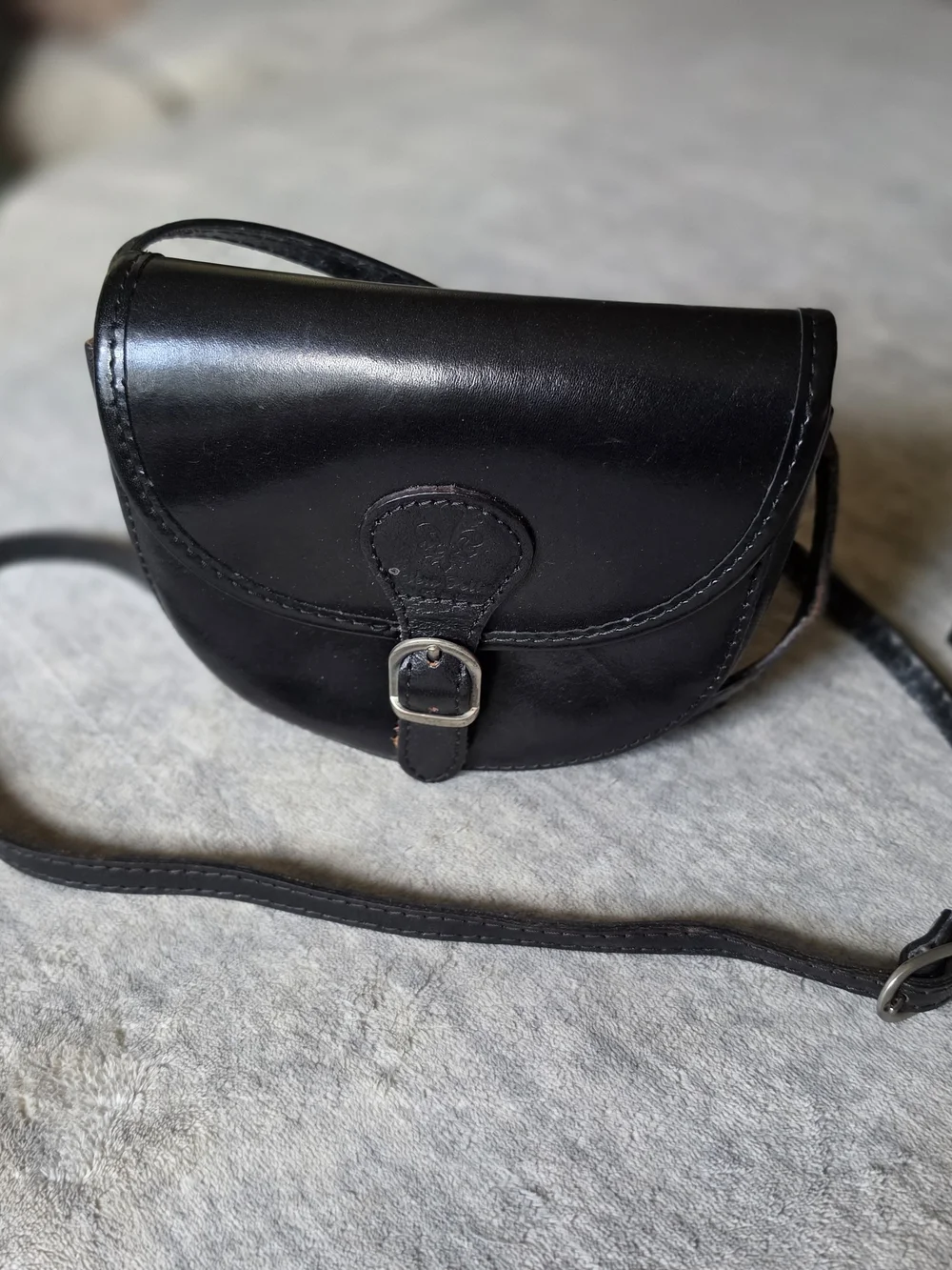 Vera Pelle Italian leather handbag a classic black finish with buckle